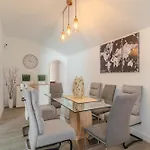 וילה Vinidum Climated Pool,jacuzzi,movietheather *