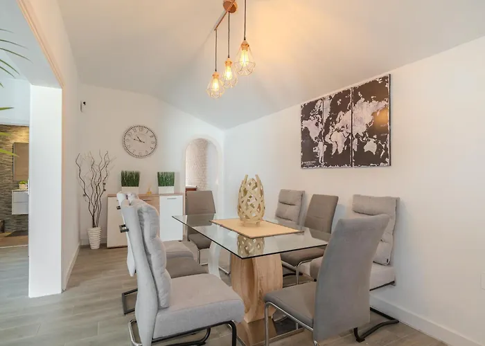 Villa Vinidum Climated Pool,jacuzzi,movietheather *